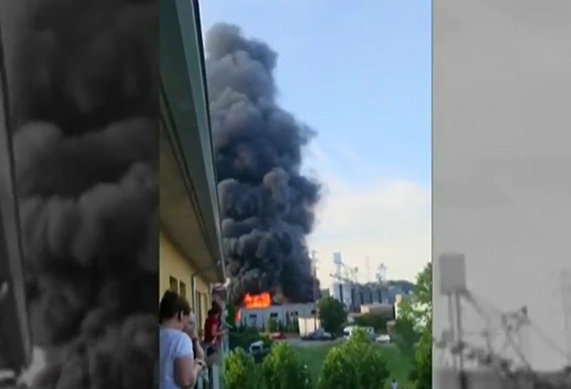 Incendio en una fábrica de gestión de residuos, en Sarrià de Ter, Girona -RTVE.es | Ver