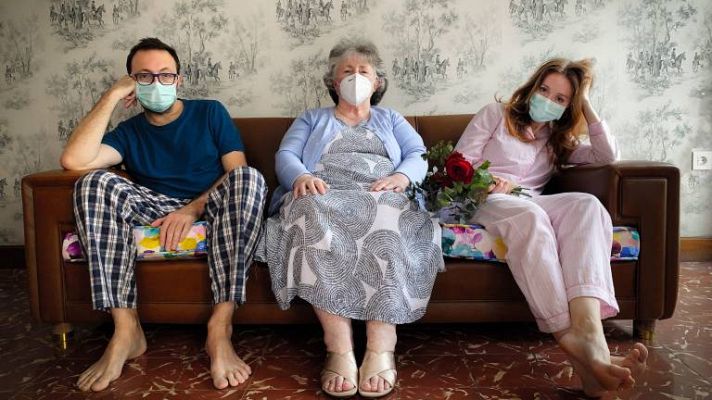 Telediario 1 - De cancelar la boda en Valencia por el coronavirus a estrellas televisivas en Australia