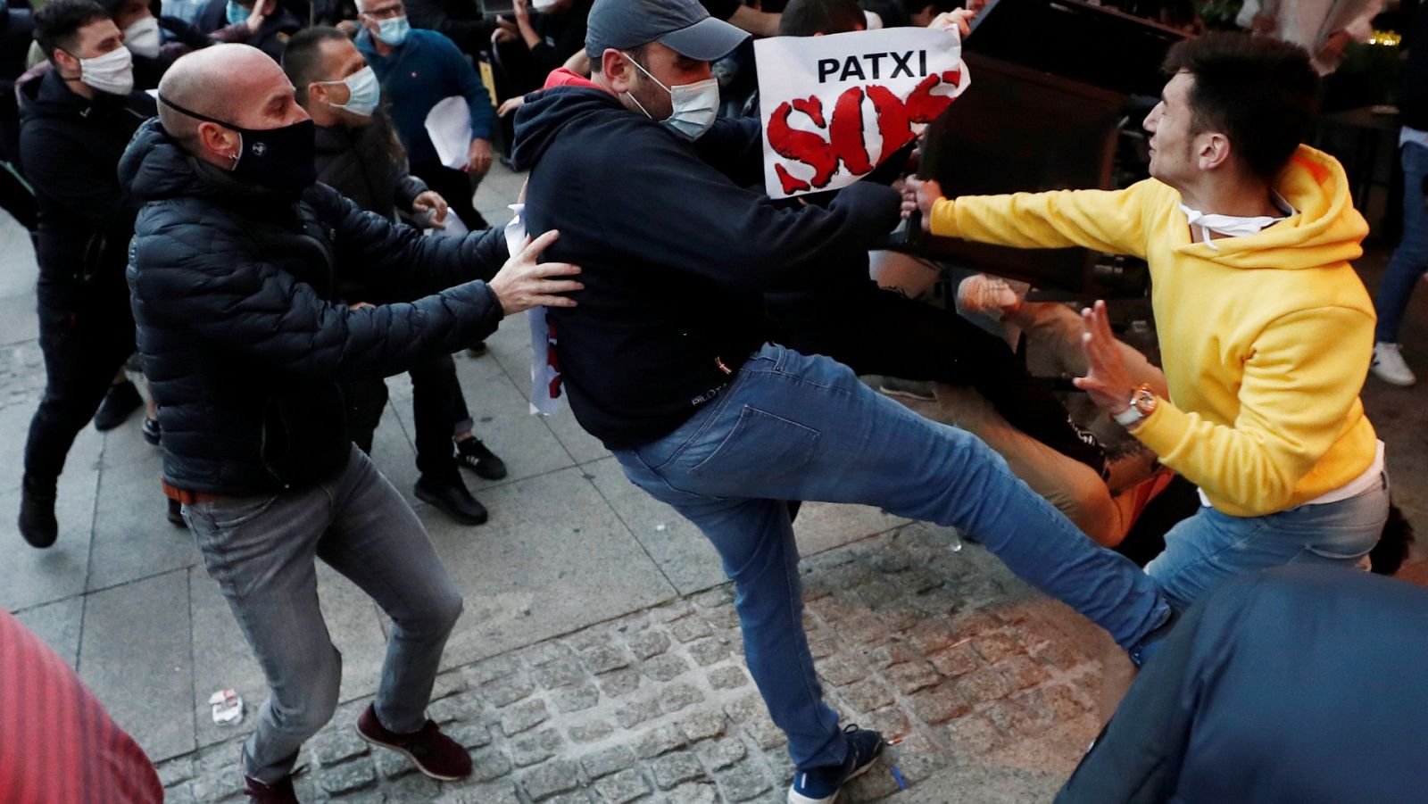 Vídeo: Incidentes en Pamplona tras una manifestación de apoyo a Patxi Ruiz, preso de ETA