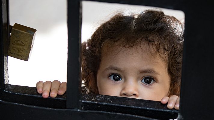 Telediario 1 - Las niñas, las más desfavorecidas por la pandemia del coronavirus