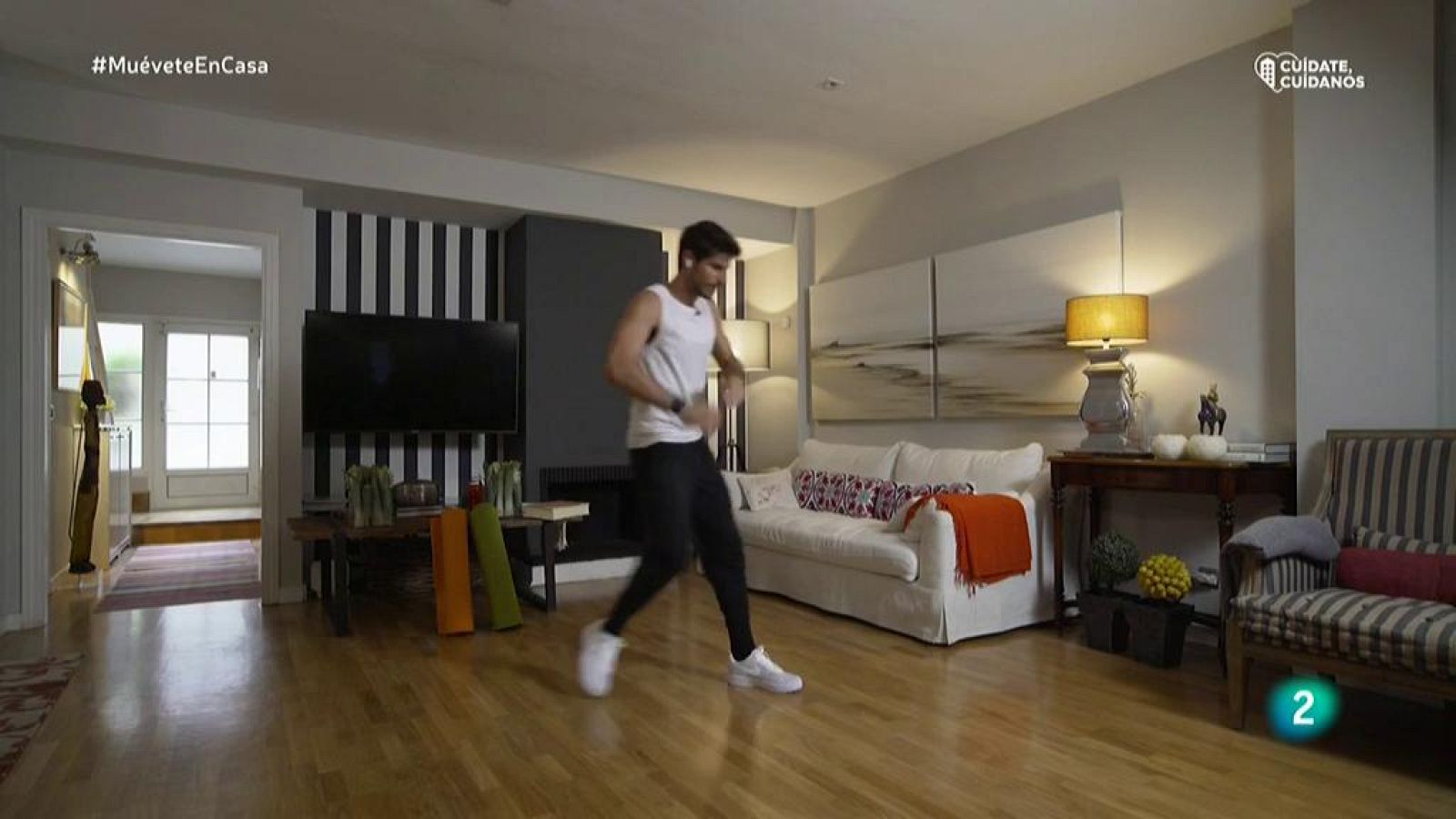 Muévete en casa - Coreografía con movimientos sencillos de caderas y brazos