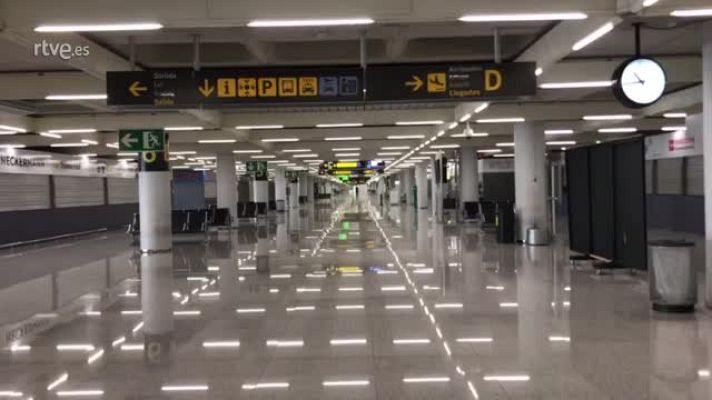 Especial Coronavirus - Pasillos desiertos en el aeropuerto de Palma