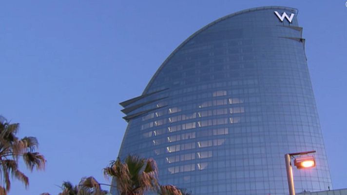 Telediario 1 - Un hotel de lujo para un solo huésped confinado