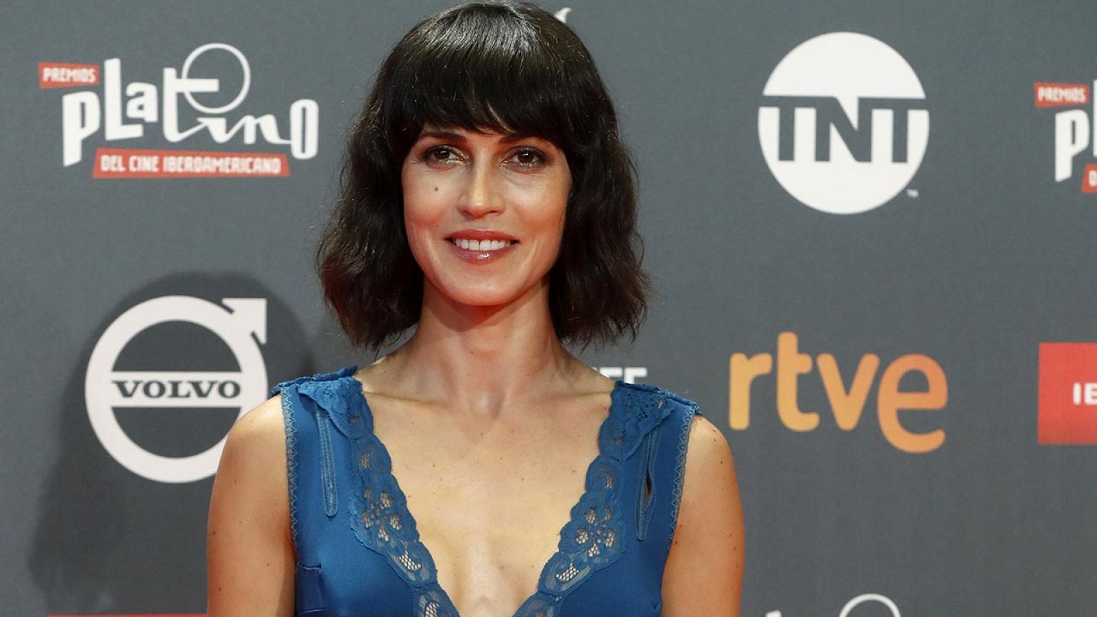 Nerea Barros cambia la etiqueta de la alfombra roja por el EPI de enfermera | Ver