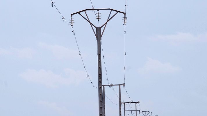 Telediario 1 - ¿Cómo llega la luz a los pueblos de difícil acceso?