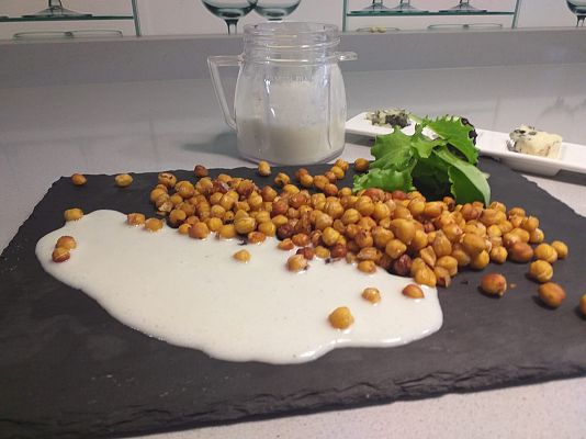 RTVE Cocina - Garbanzos crujientes con salsa de yogur y queso azu