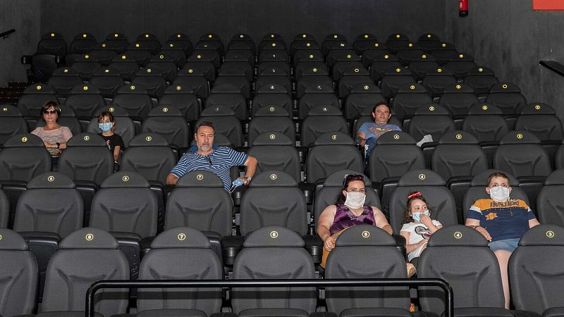 Un cine de Lorca es el primero en reabrir en la Fase 2 tras el coronavirus - RTVE.es - Telediario 1 | Ver