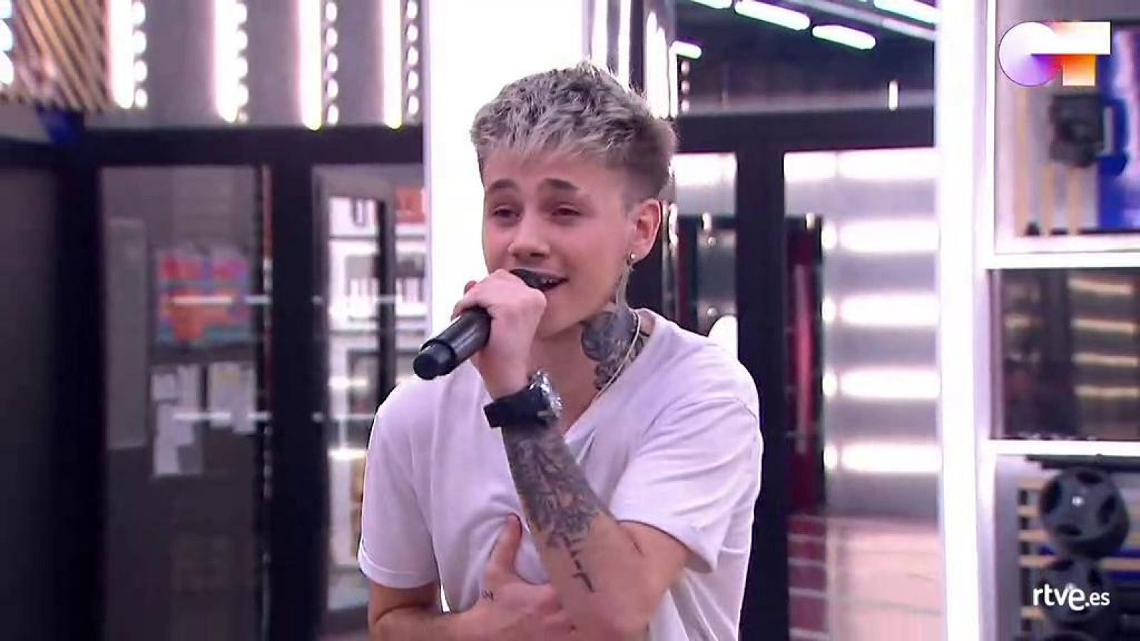 Hugo y Miki Núñez cantan "Me vale", de Miki Núñez, en el primer pase de micros de la Gala 12 de Operación Triunfo 2020