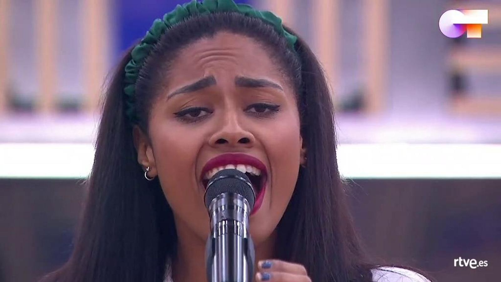 Nia y Blas Cantó cantan "Hoy tengo ganas de ti", de Miguel Gallardo, en el primer pase de micros de la Gala 12 de Operación Triunfo 2020