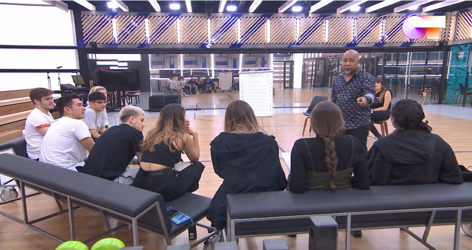 Alexis Díaz-Pimienta hace ejercicios de repentismo con los chicos de Operación Triunfo 2020