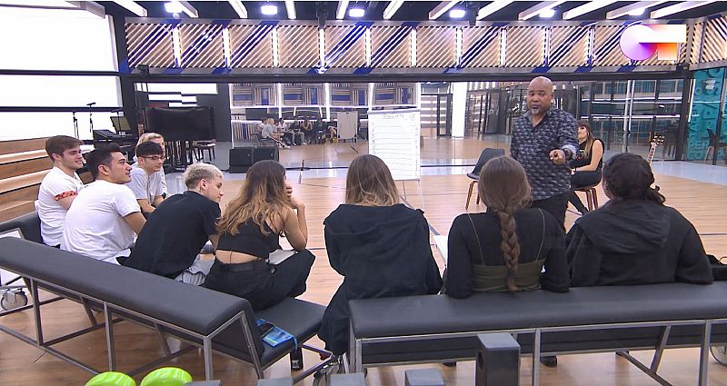 Alexis Díaz-Pimienta hace ejercicios de repentismo con los chicos de Operación Triunfo 2020