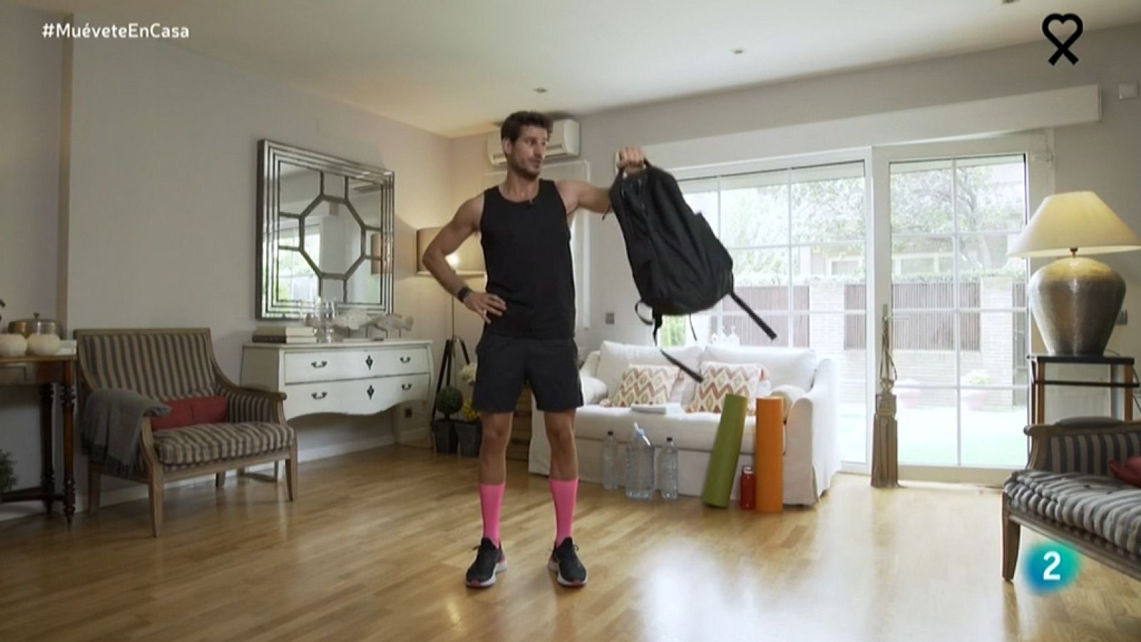 Muévete en casa - Trabajo de fuerza con una mochila - Muévete en casa | Ver