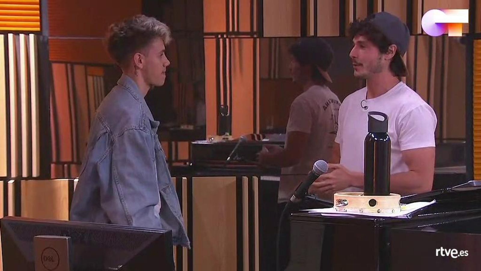 Miki Núñez y Hugo se encuentran para ensayar para la Gala 12 de Operación Triunfo