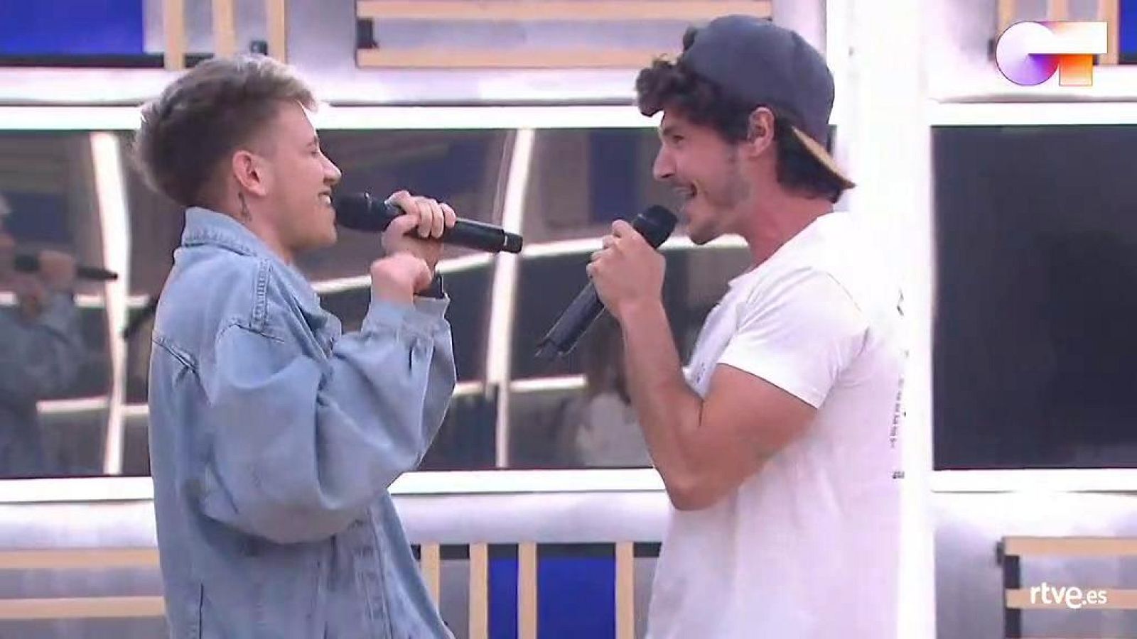 Hugo y Miki Núñez cantan "Me vale", de Miki Núñez, en el segundo pase de micros de la Gala 12 de Operación Triunfo 2020