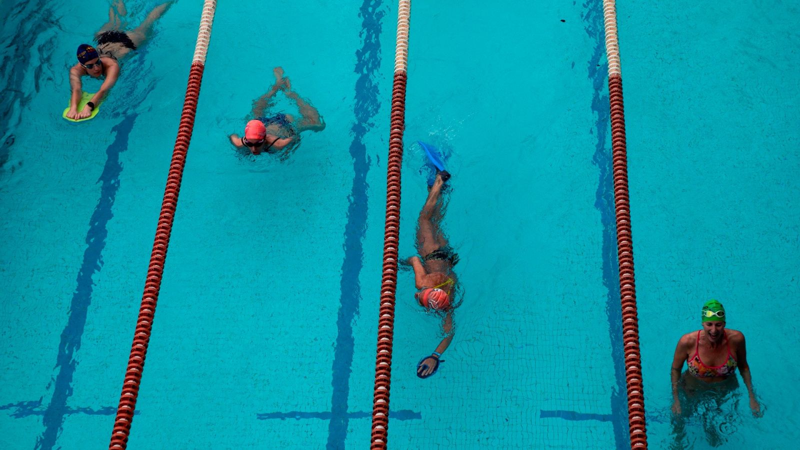 Las piscinas de toda España abren únicamente para uso individual o deportivo
