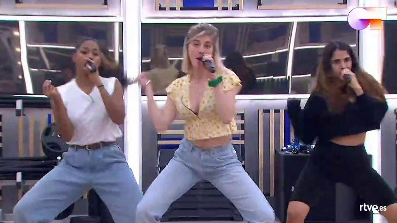 Nia, Samantha y Anajú cantan "R.I.P.", de Sofia Reyes, Rita Ora y Anitta, en el segundo pase de micros de la Gala 12 de Operación Triunfo 2020