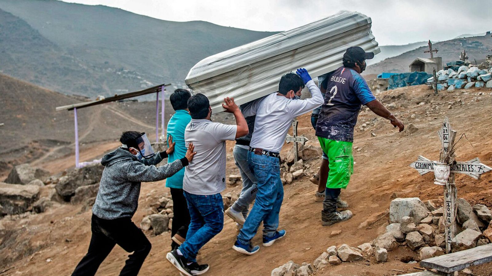 Latinoamérica se convierte en foco del coronavirus y la OMS alerta del riesgo de reabrir sus economías antes del pico - RTVE.es - Telediario 1 | Ver