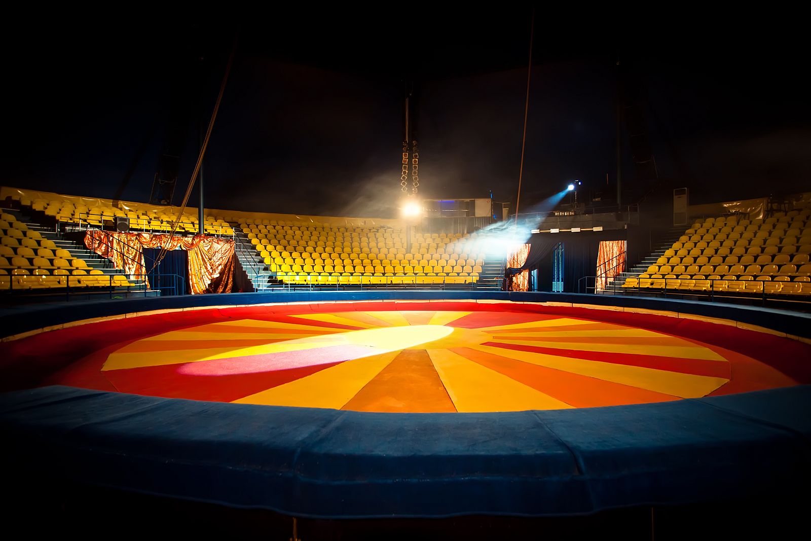 Los artistas del Circo Coliseo, llevan casi tres meses aparcados en San Martín de la Vega - España Directo | Ver