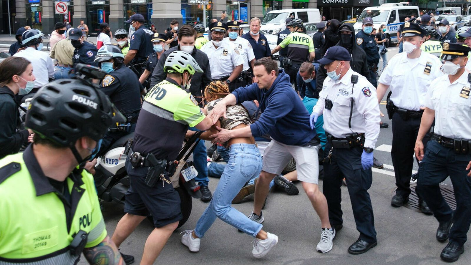 El secretario de Defensa de EE. UU. se desmarca de Trump y muestra su desacuerdo a desplegar el Ejército en las protestas - RTVE.es | Ver