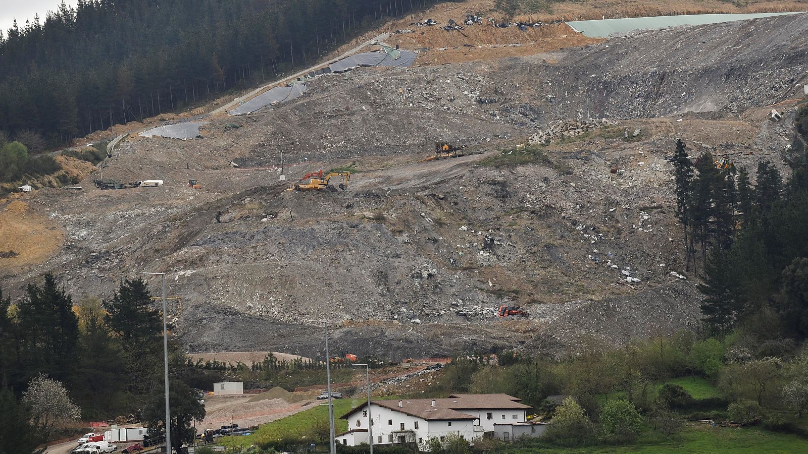 Cuatro meses sin hallar a los obreros sepultados en Zaldíbar | Ver