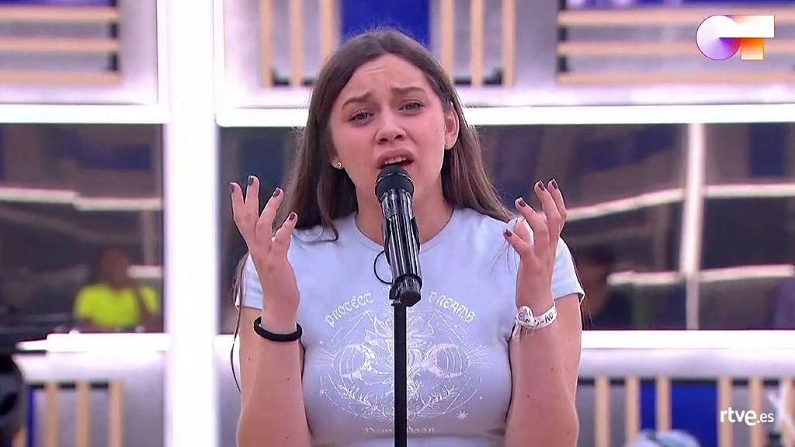 Eva canta "People Help The People", de Birdy, en el primer pase de micros de la Gala Final de Operación Triunfo 2020