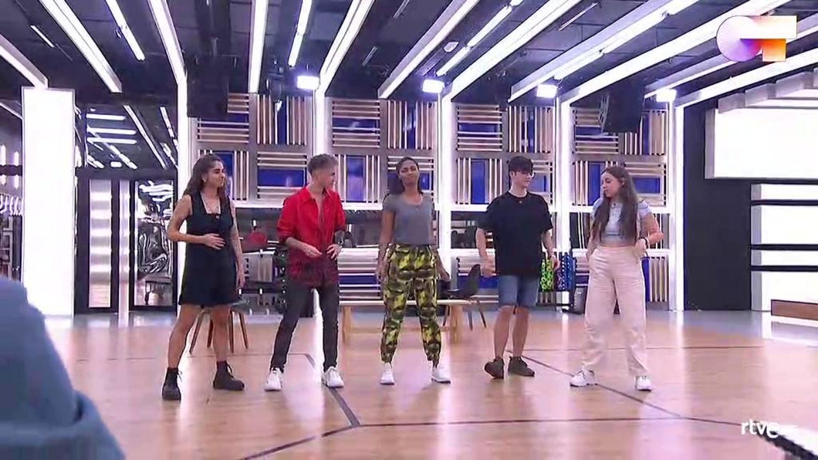 OT 2020 canta "Sal de mí", de OT 2020, en el primer pase de micros de la Gala Final de Operación Triunfo 2020