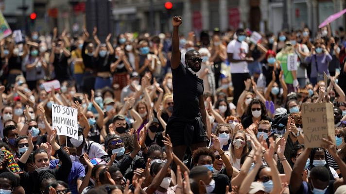 Telediario 1 - Miles de personas se manifiestan en Madrid contra el racismo y la ley de extranjería