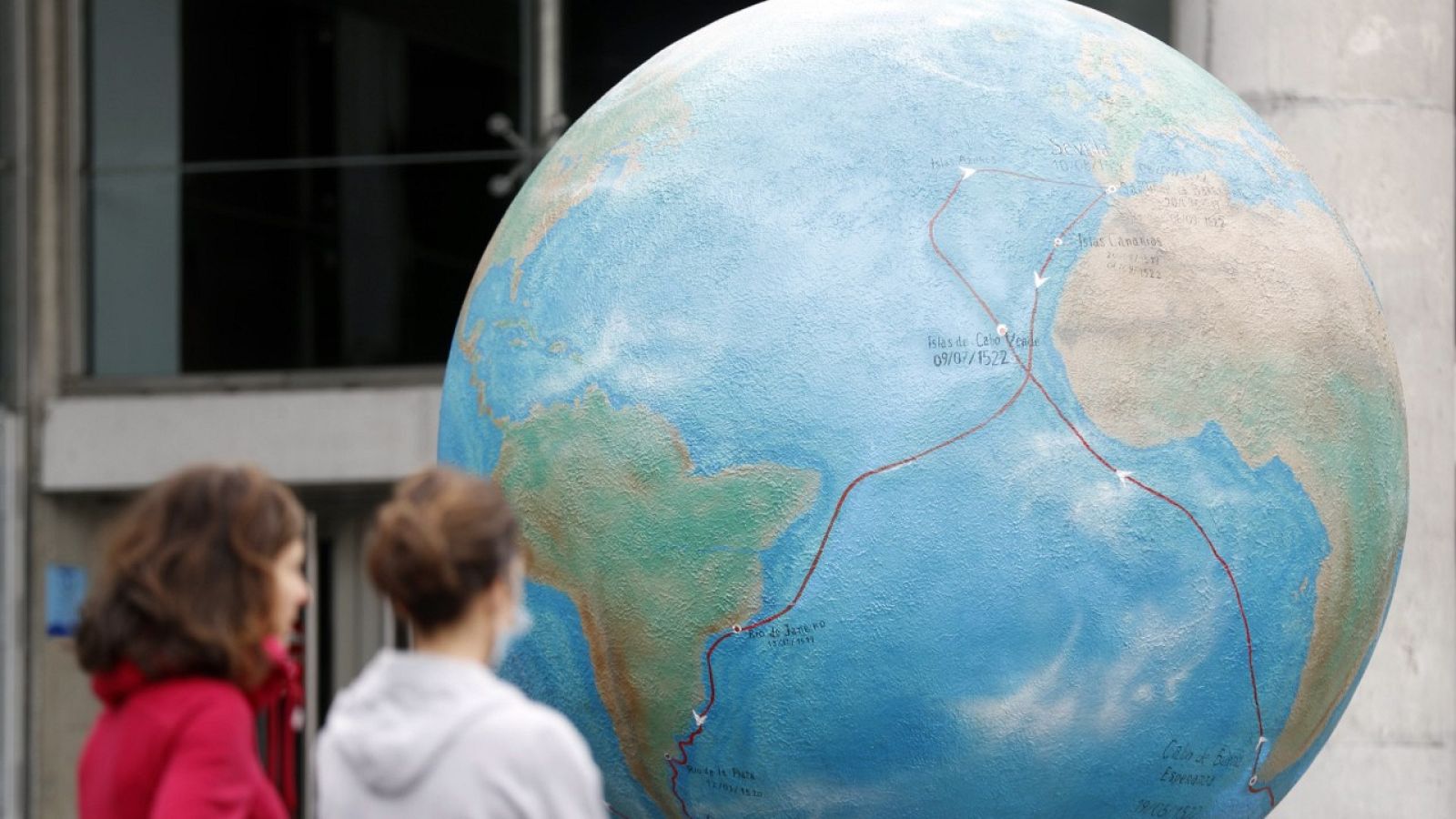 La surfista Garazi Sánchez muestra su 'Vergüenza' en el Día Mundial de los Oceános