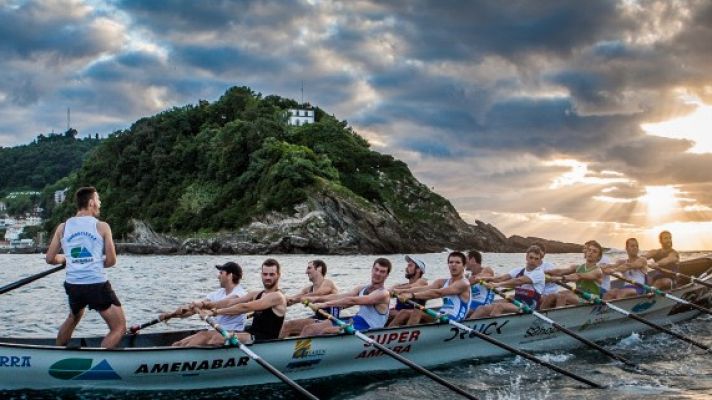 Telediario 1 - Las traineras vascas vuelven a surcar el agua salada del mar