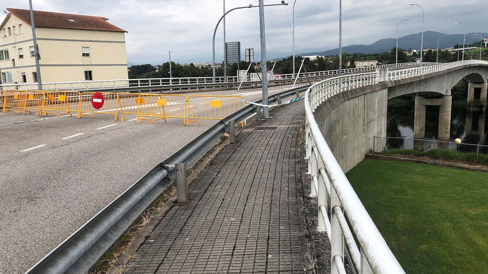 El cierre de los pasos transfronterizos del Miño afecta a numerosos trabajadores sanitarios