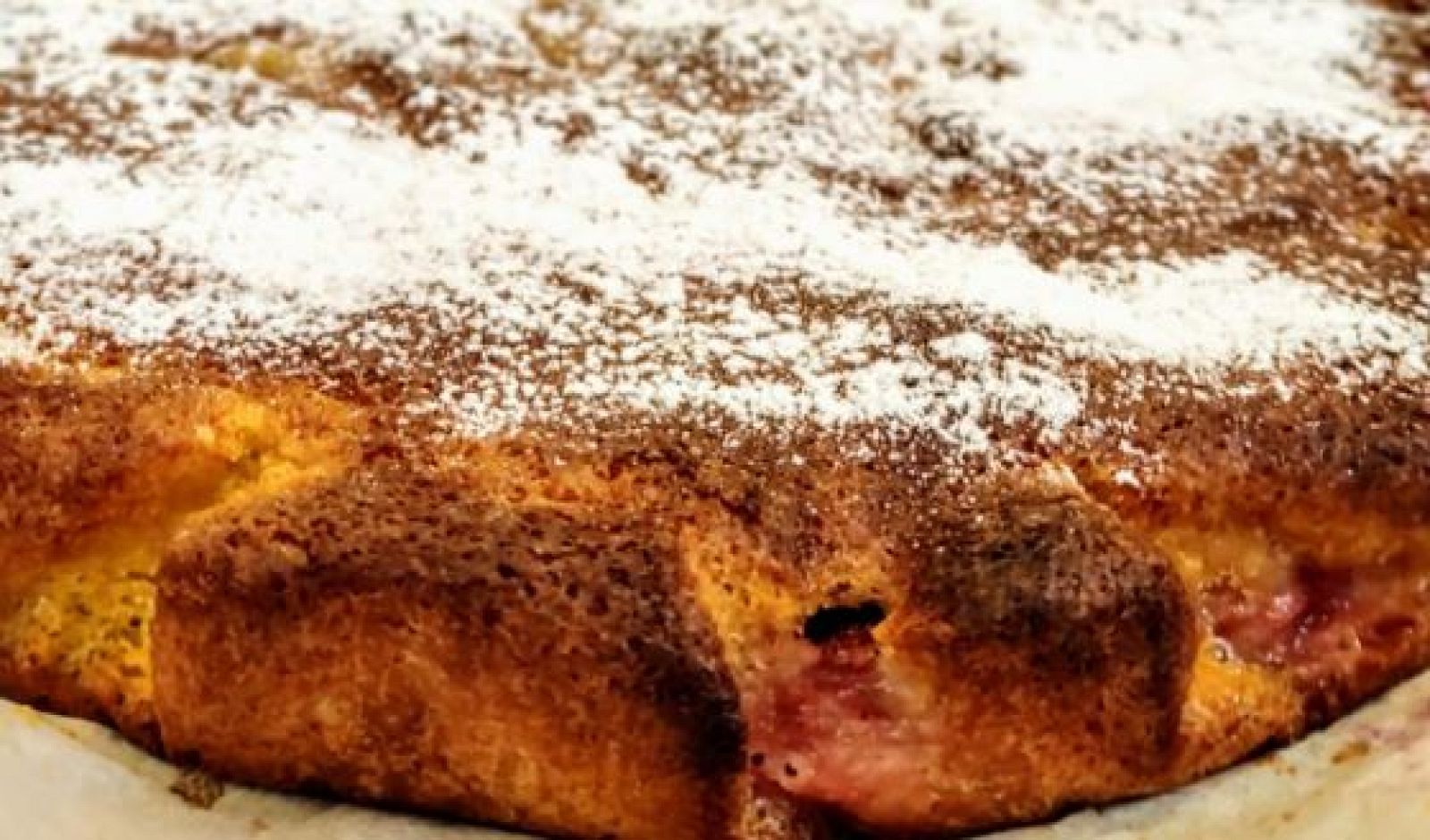 Brownie de chocolate blanco con fresones de temporada