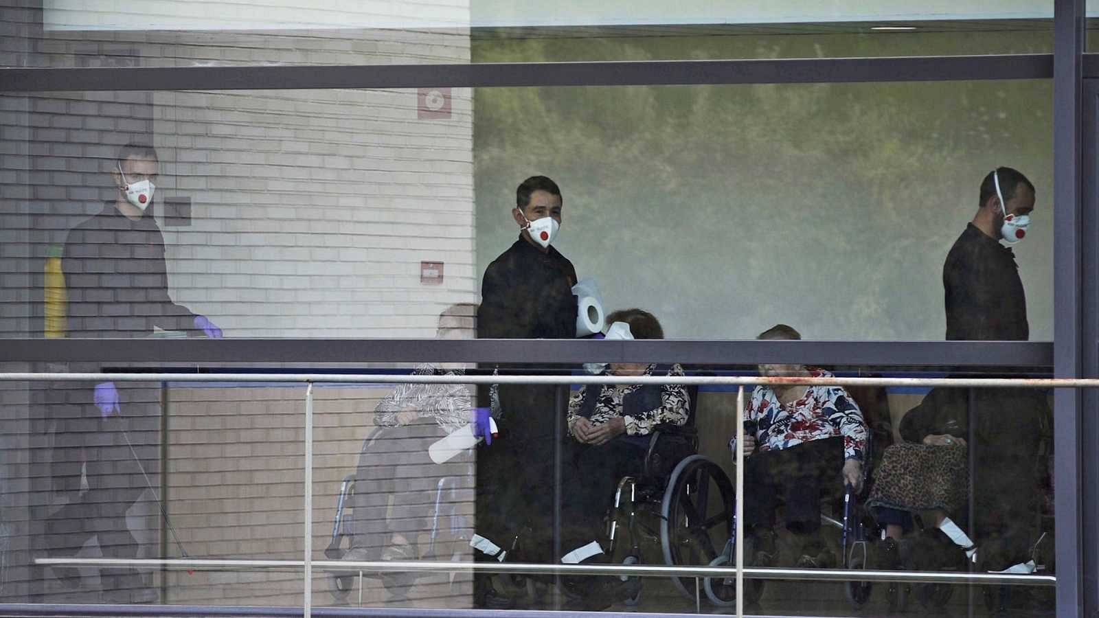 El equipo del programa 'Crónicas', de TVE, estrena este jueves por la noche el documental 'Mayores, cuando el virus llegó a las residencias', que refleja cómo se ha vivido la pandemia en las residencias de mayores de pueblos y ciudades.