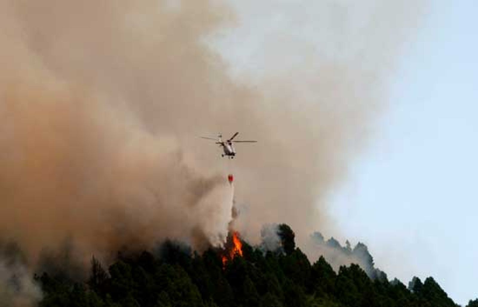 El viento dificulta la extinción del incendio de La Palma | Ver