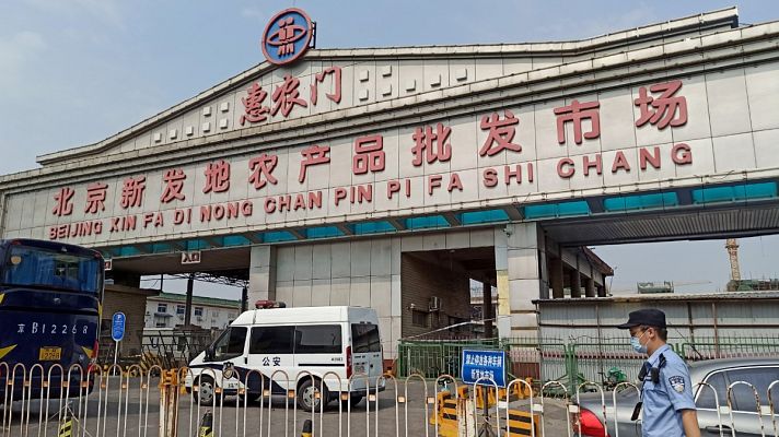 Telediario 1 - Un brote de coronavirus en el principal mercado de Pekín dispara las alarmas en China