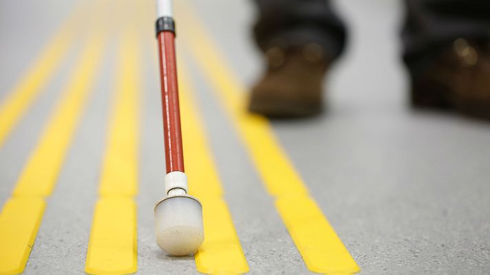 Telediario 1 - La pandemia genera más obstáculos para las personas ciegas