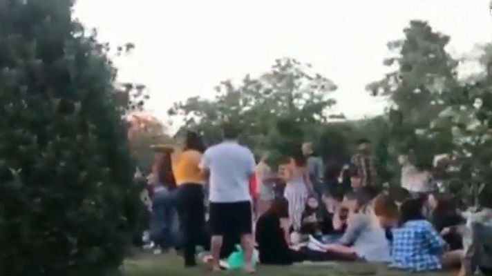 Telediario 1 - Decenas de personas se reúnen en Barcelona para hacer un botellón incumpliendo las medidas de seguridad