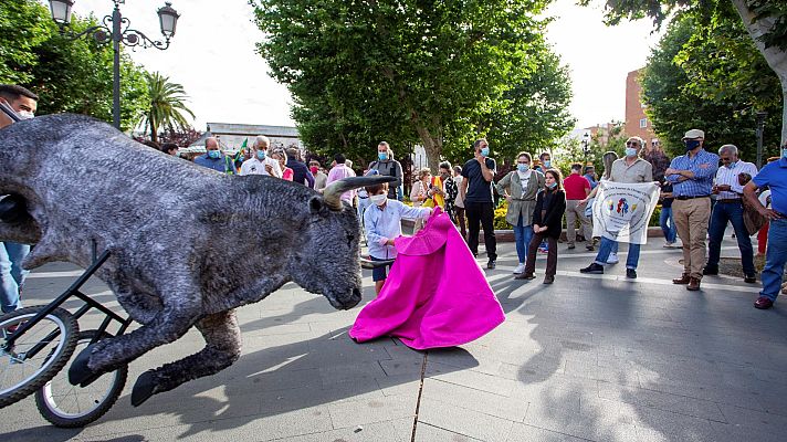 Telediario 1 - Cientos de personas participan en ciudades de toda España en los 'paseos taurinos' en defensa de la tauromaquia