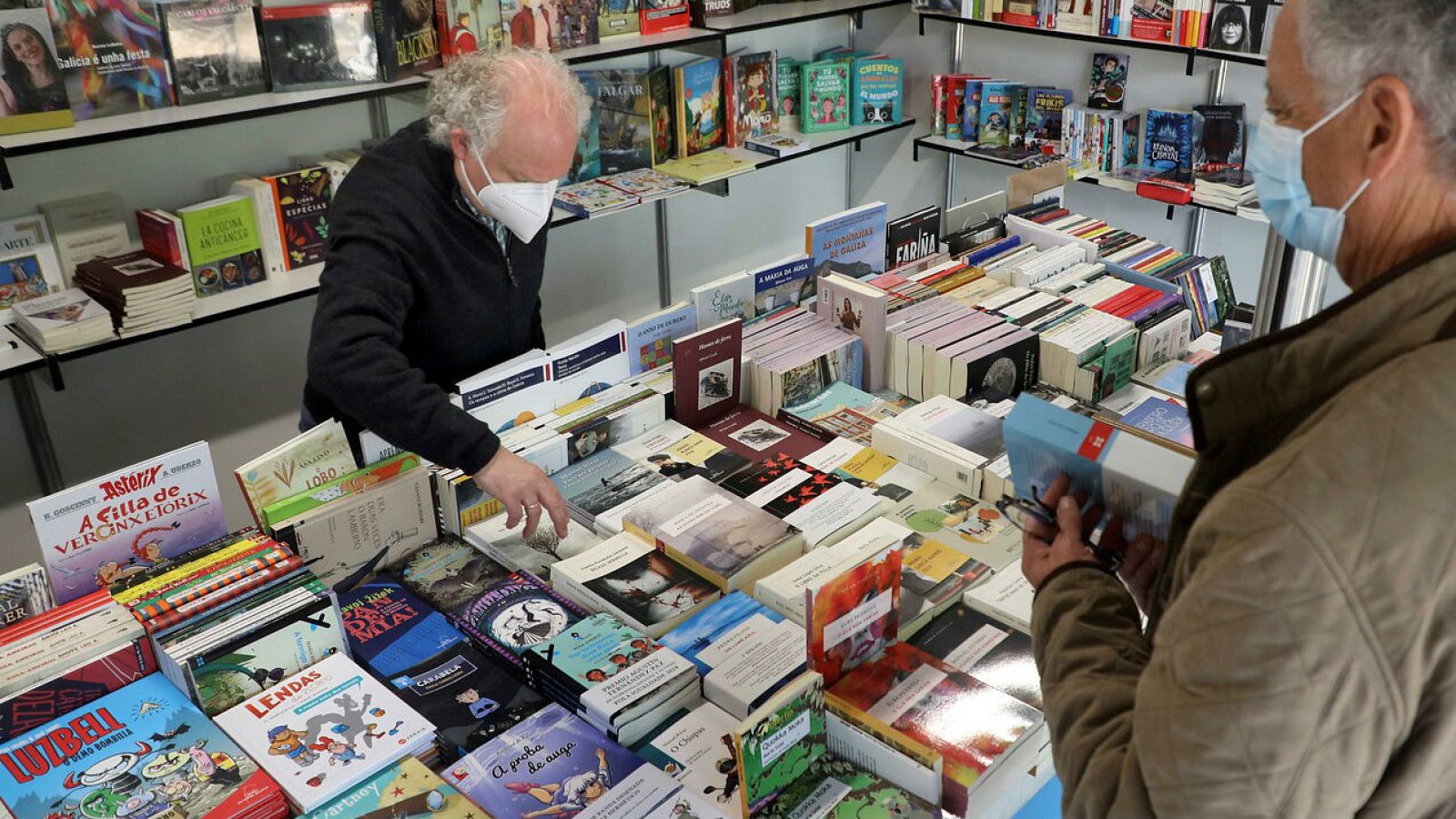 Santiago celebra su Feria del Libro, la primera en España tras la crisis sanitaria - RTVE.es - Telediario 1 | Ver