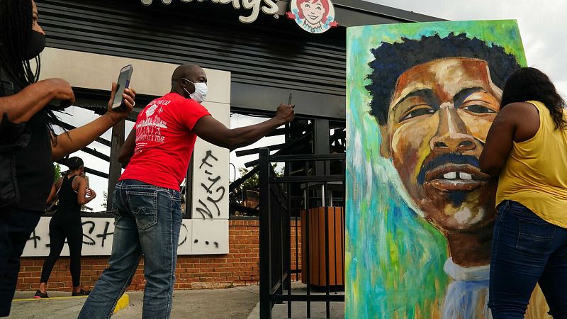 Se avivan las protestas raciales en Estados Unidos tras la muerte de otro joven negro a manos de la Policía - RTVE.es - Telediario 1 | Ver