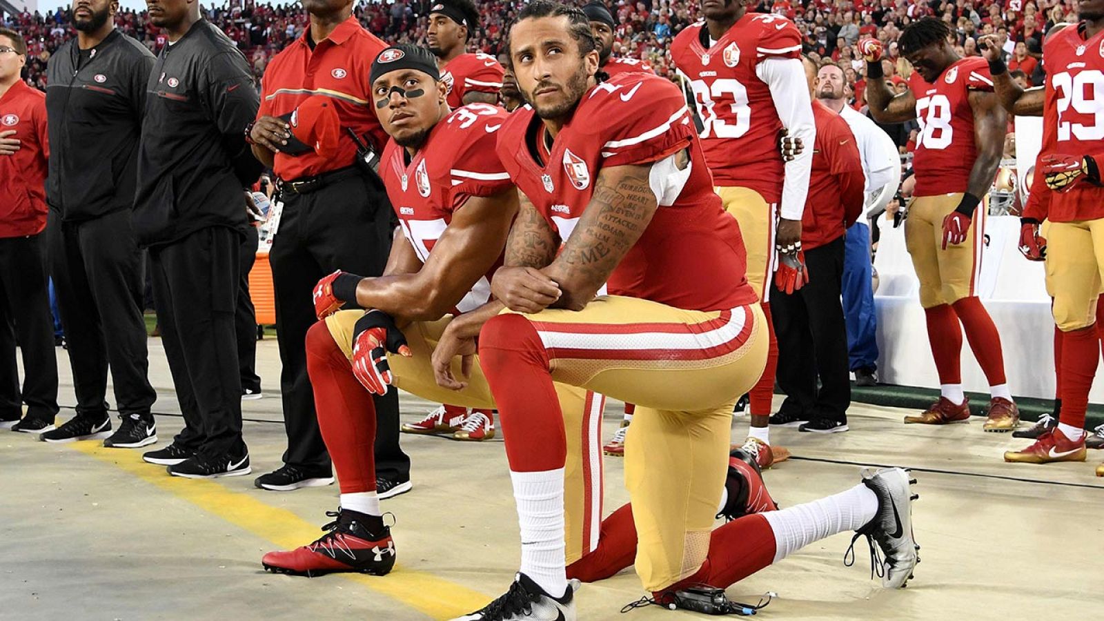 La NFL pide perdón a Kaepernick por echarle tras hincar la rodilla | Ver