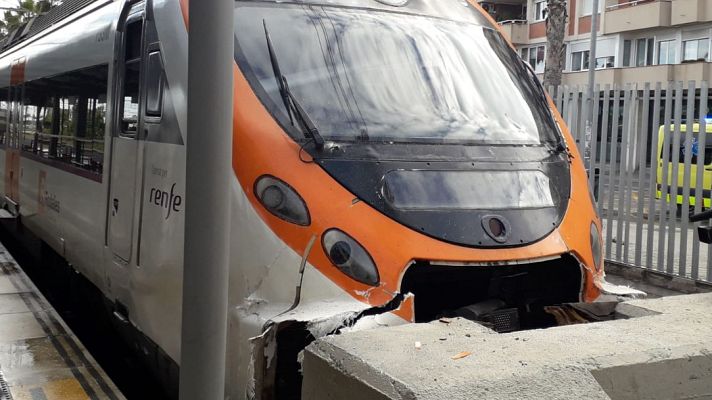 Informativo 24h - Dieciséis heridos leves al chocar un tren cuando estacionaba en Mataró