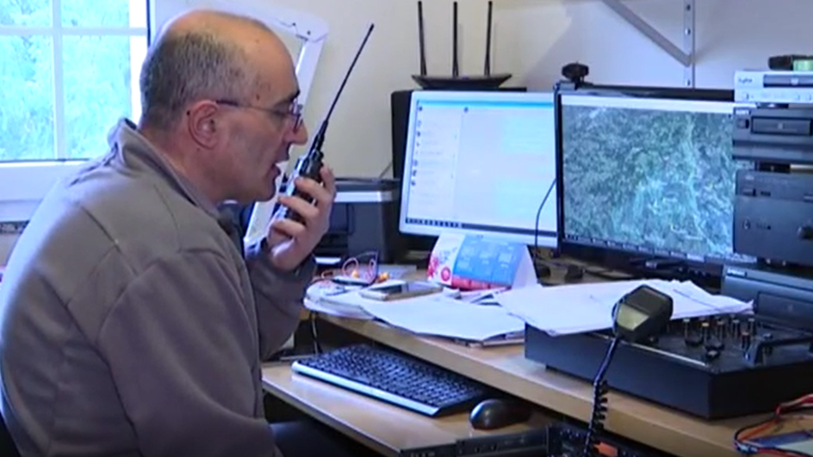 Los alumnos de un pueblo de Lugo consiguen continuar con sus clases gracias a 'walkie talkies' - RTVE.es - Telediario 1 | Ver