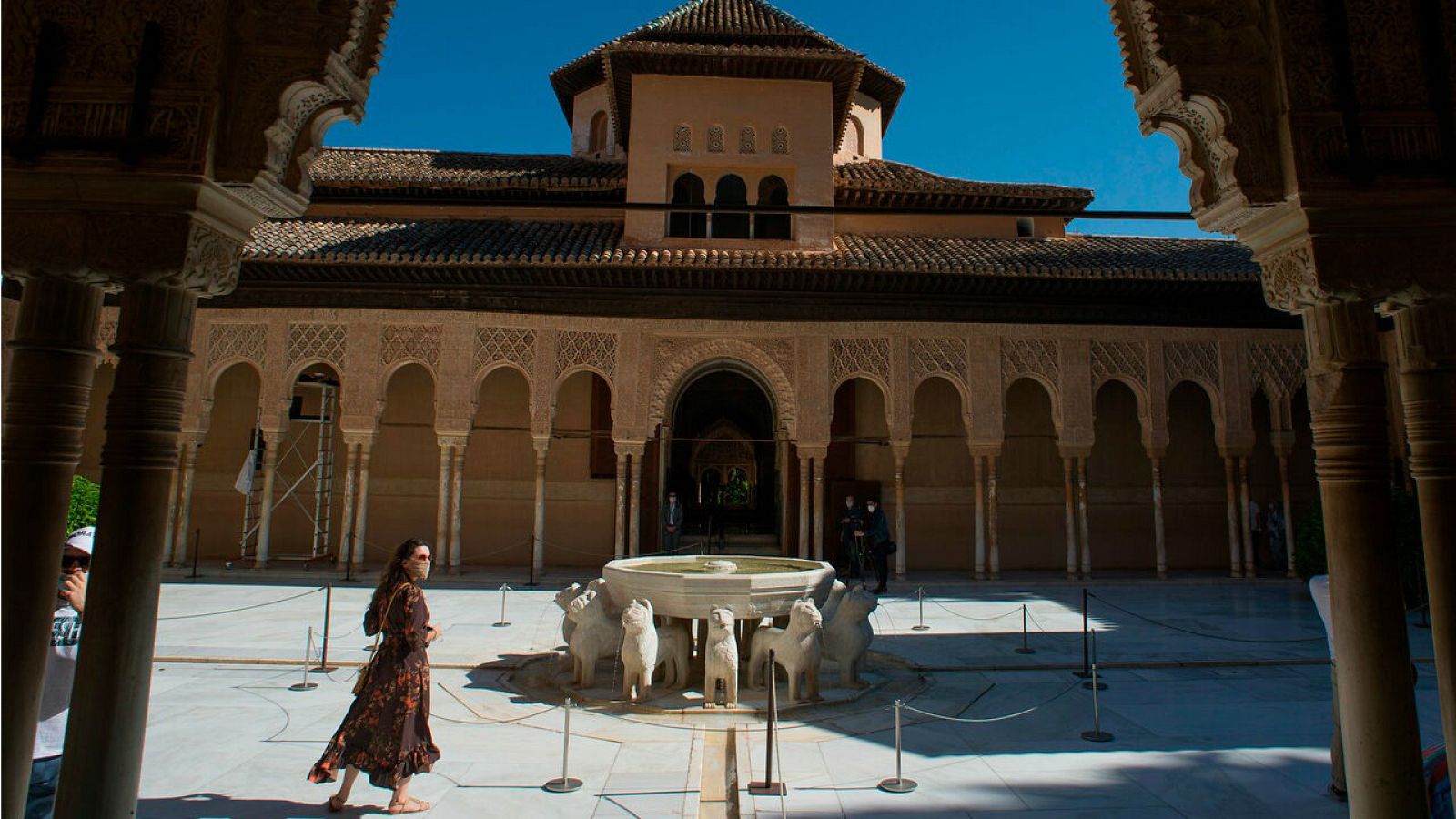 La Alhambra reabre sus puertas con el 50 % de su aforo - RTVE.es - Telediario 1 | Ver