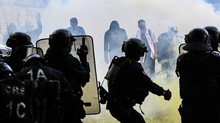 La tarde en 24h - La detención de una enfermera en las protestas de París reactiva el debate sobre la violencia policial