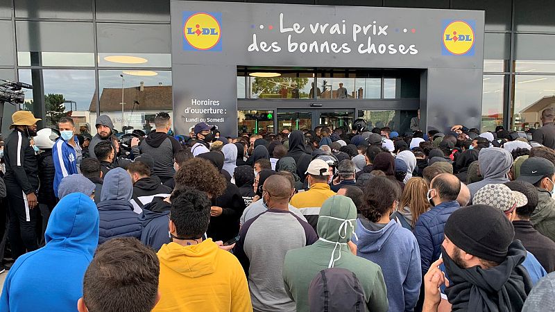 Disturbios: la policía interviene a las puertas de un supermercado por un tumulto