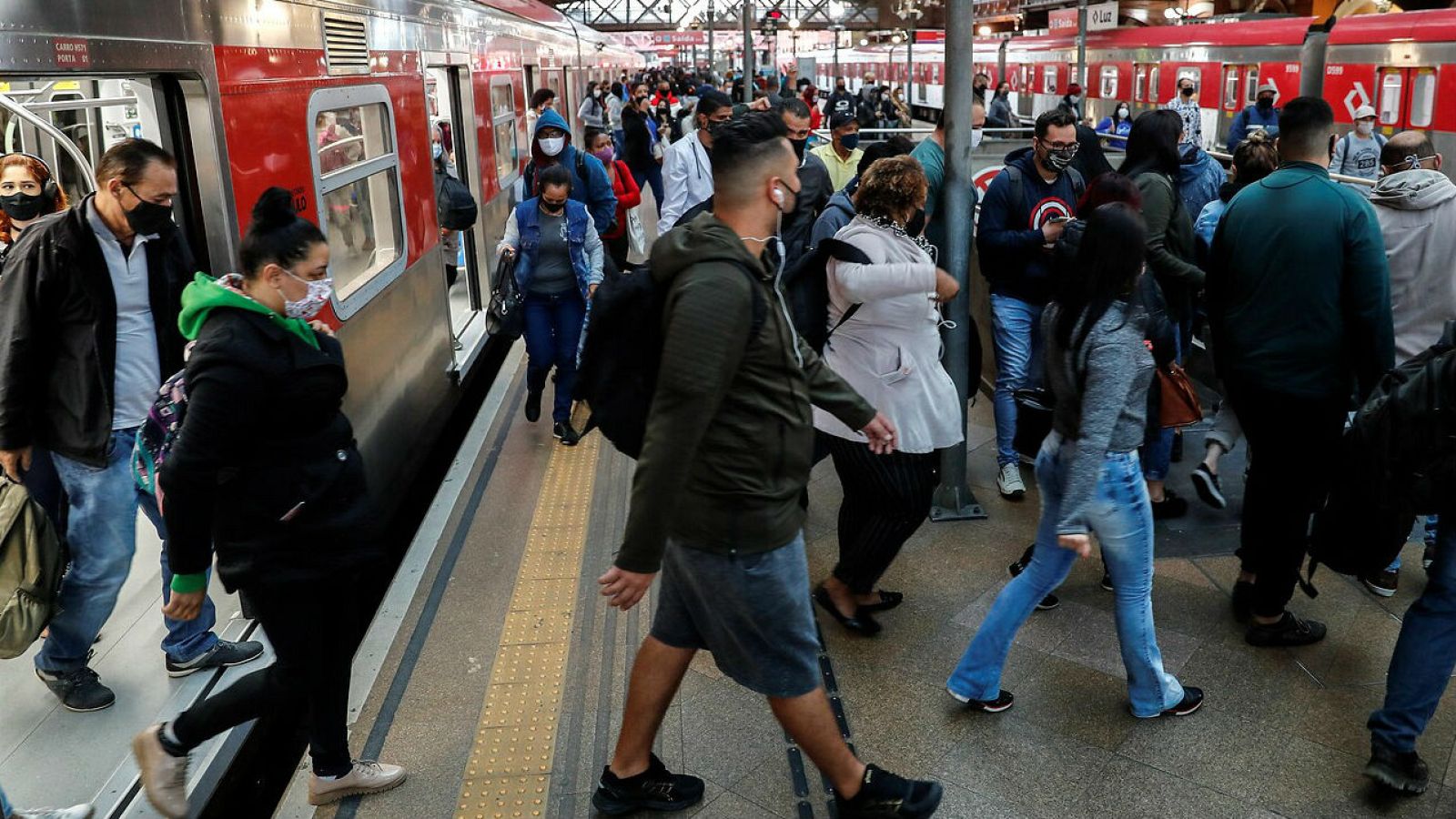 Brasil inicia una reapertura entre aglomeraciones mientras se acerca al millón de contagios por coronavirus - RTVE.es - Telediario 1 | Ver