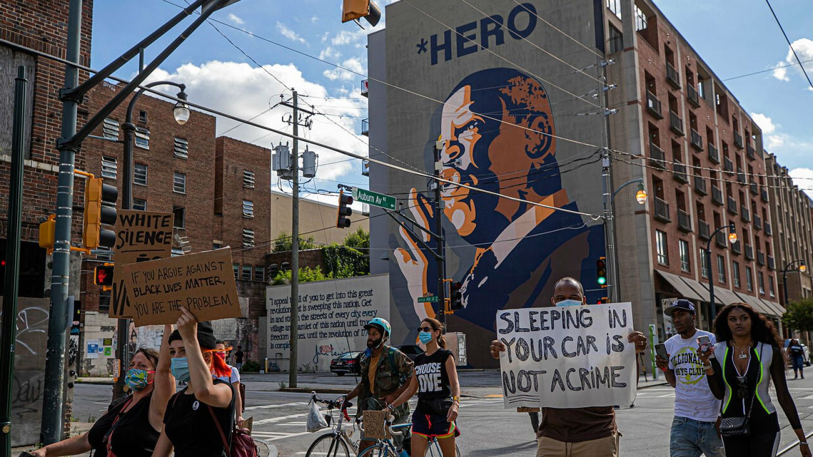 El policía que mató a Brooks será acusado de homicidio y podría ser condenado a pena de muerte - RTVE.es - Telediario 1 | Ver