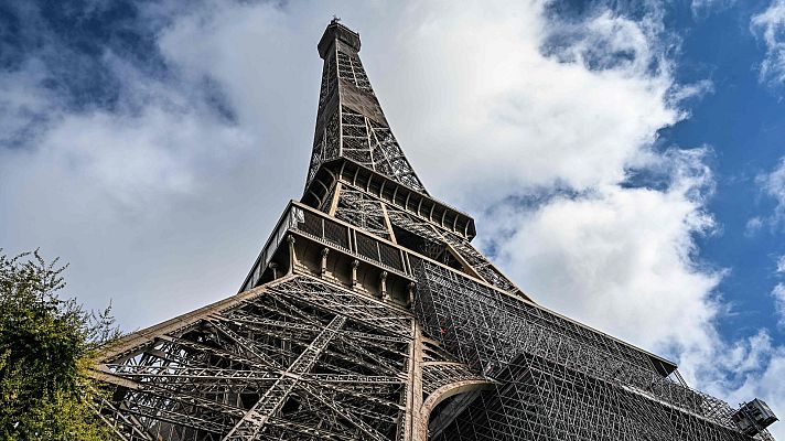  - La torre Eiffel se prepara para la reapertura, tras dos meses cerrada por el coronavirus