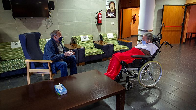 Tres residencias de ancianos prohíben las visitas tras detectarse positivos