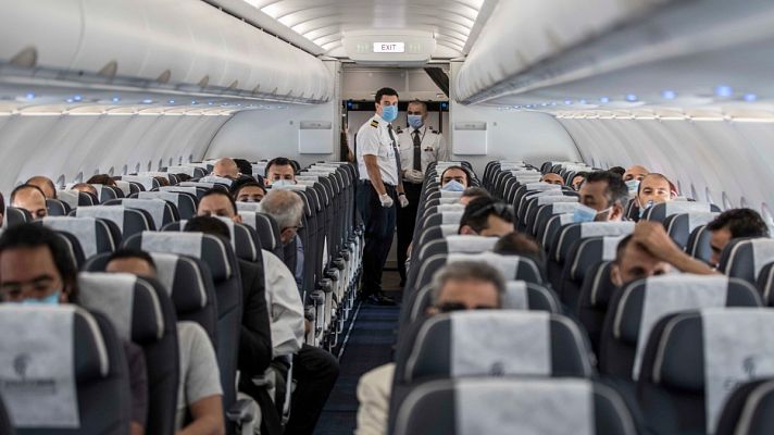 Telediario 1 - Simuladores de vuelo y más limpieza en las cabinas: así se preparan las aerolíneas para la nueva normalidad